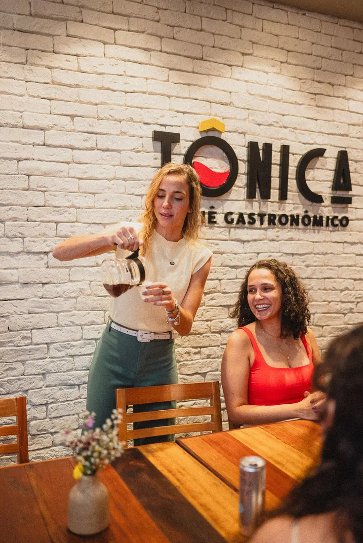 Tônica Café · servindo
